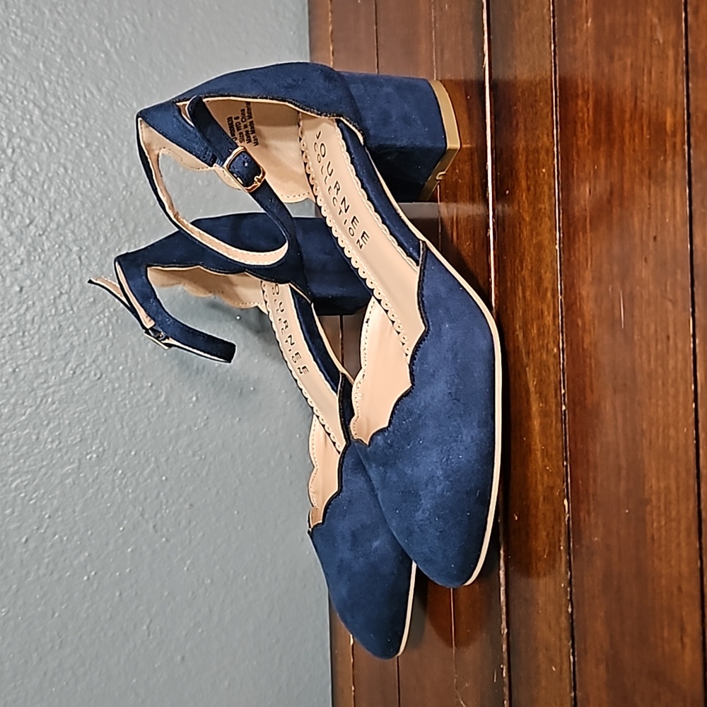 Journee Collection Blue Seude Low Heel Scalloped Shoes Kitten Heel Velvet Sz WD6 - Picture 3 of 6